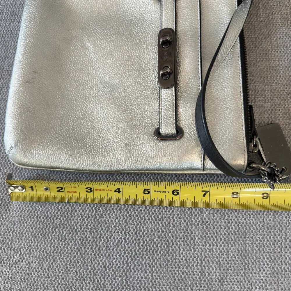 πβ¨ Coach Metallic Silver Pebbled Leather Crossbody Bag β¨π - Picture 9 of 10